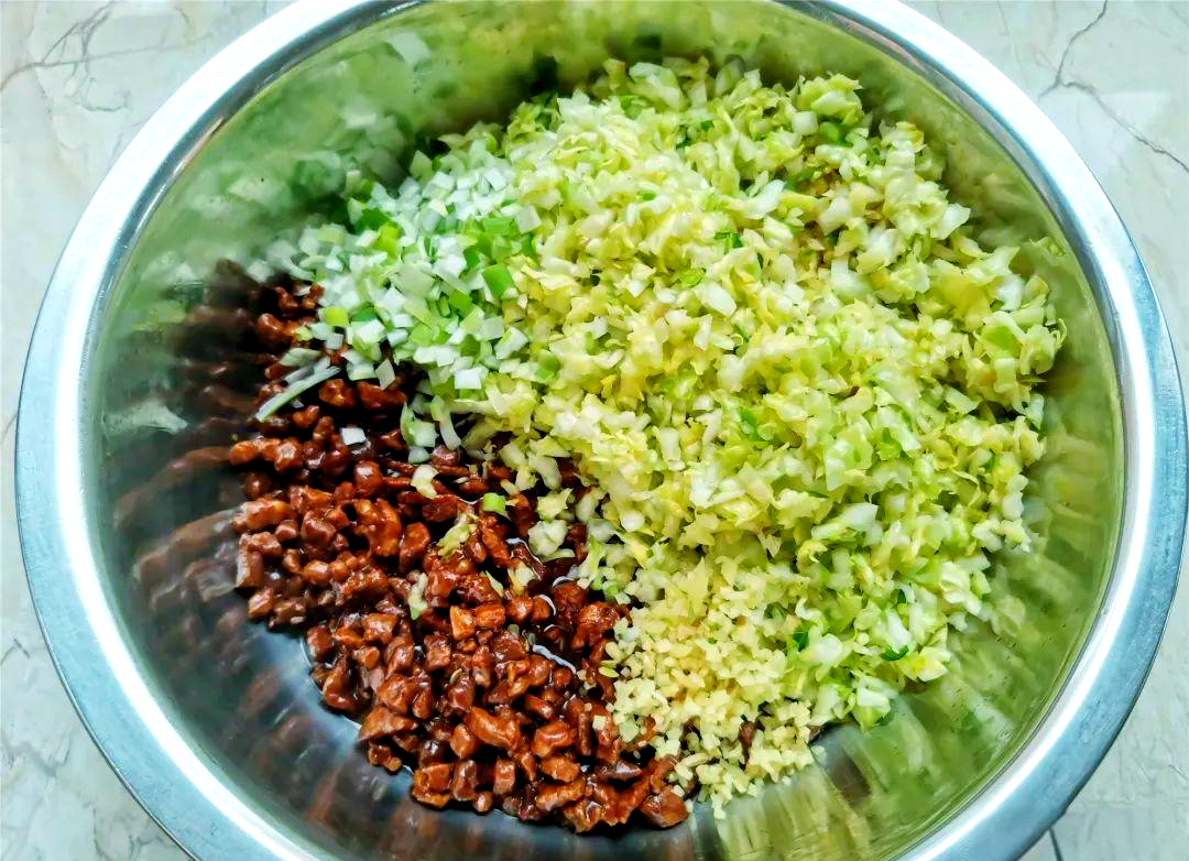 老妈做的包菜酱肉馅包子,满口留香,回味无穷!