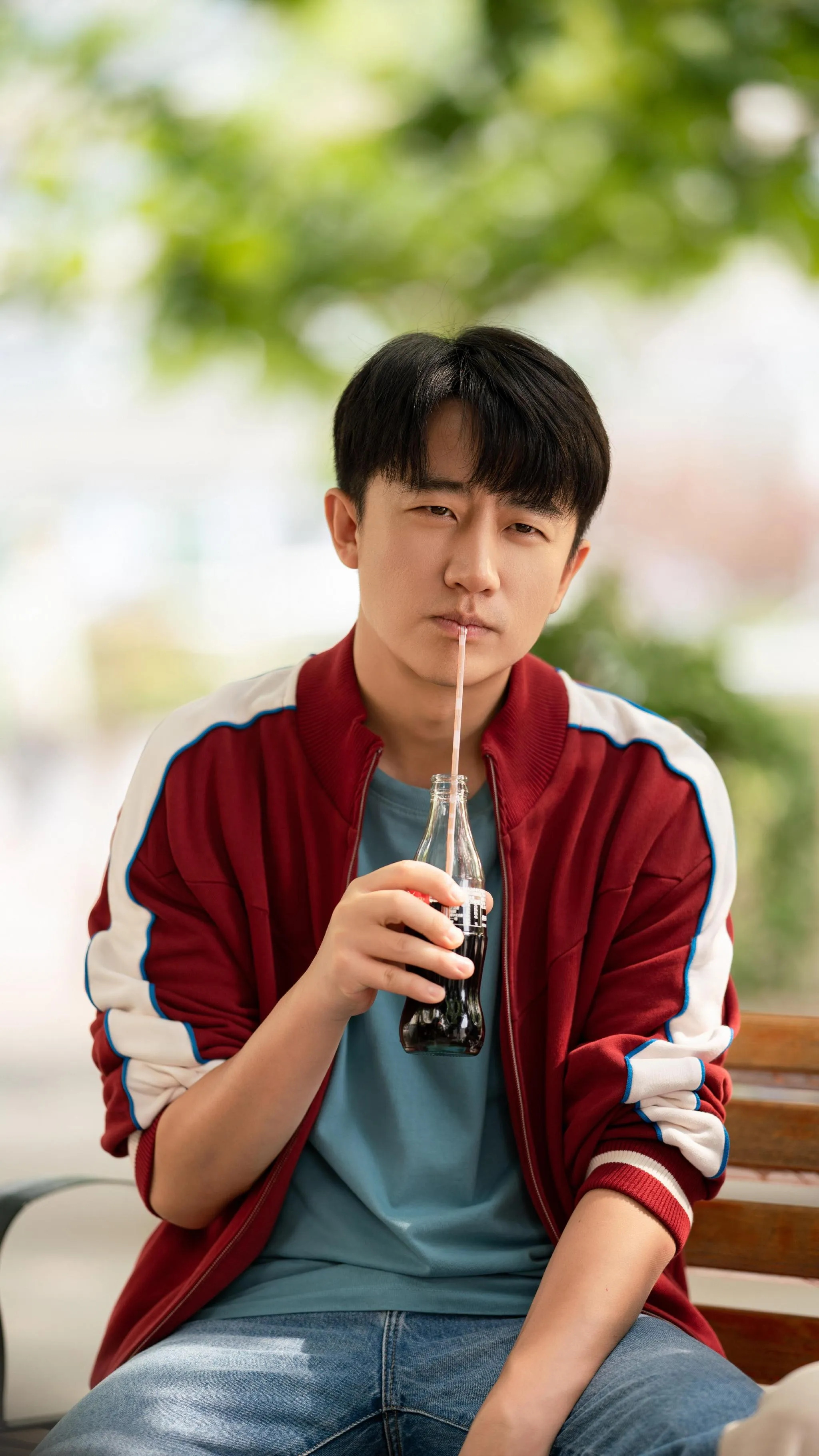 黄轩与女朋友出门,牵手过马路如胶似漆,感情稳定