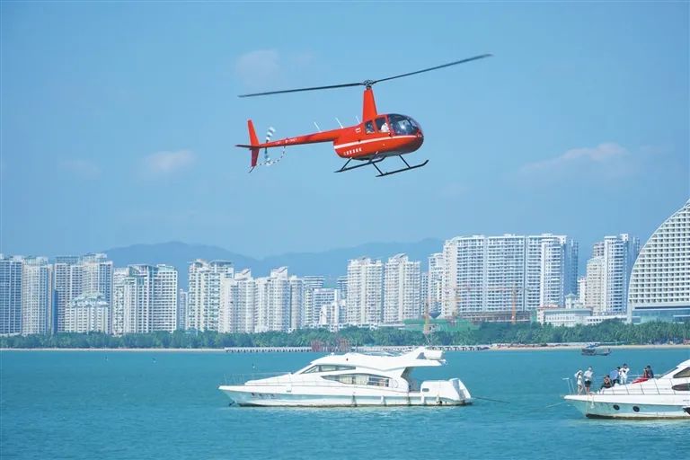乘坐直升机低空俯瞰三亚湾成不少游客来三亚游玩的新选择.