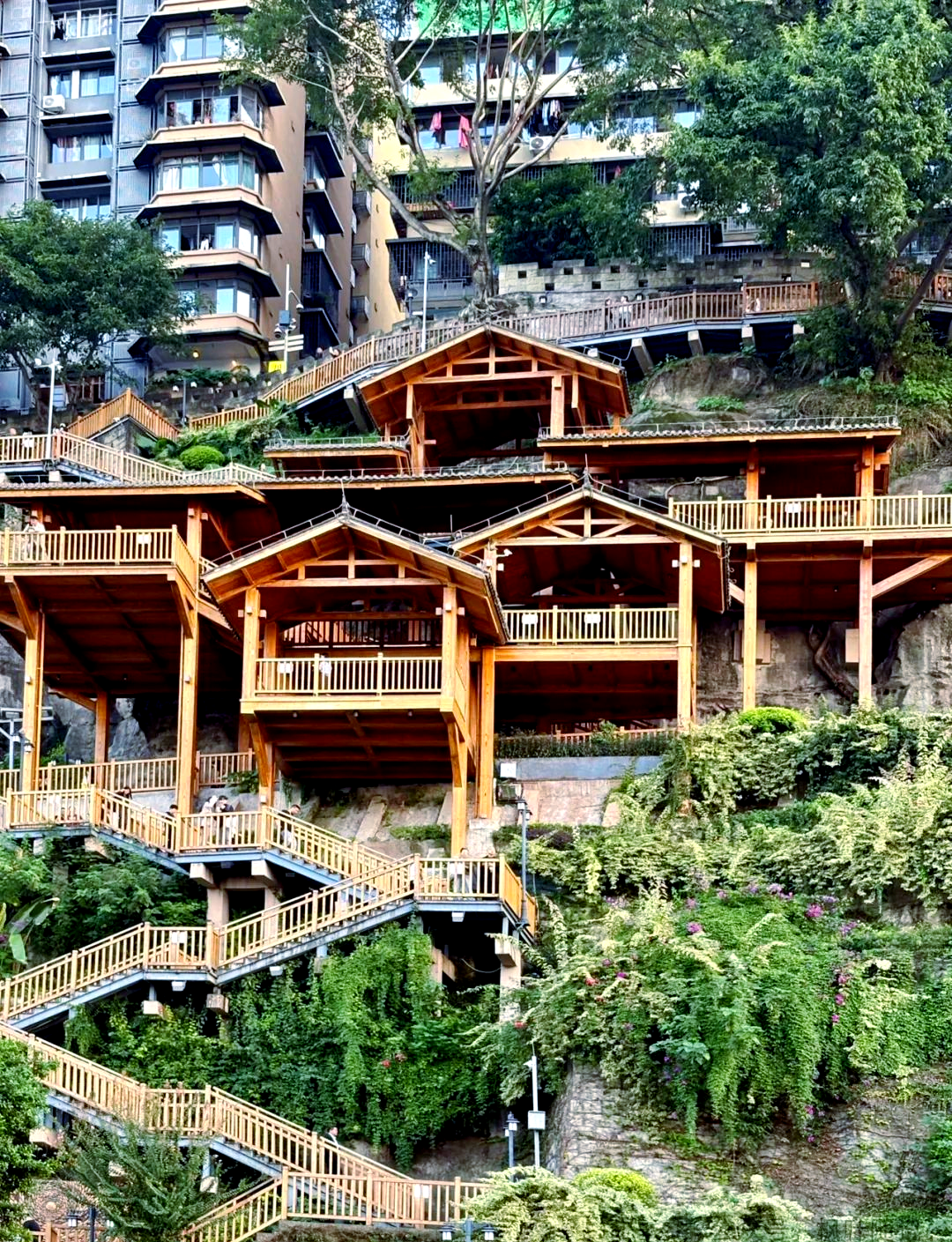 重庆洪崖洞探秘:悬崖吊脚楼与夜幕下的美景美食