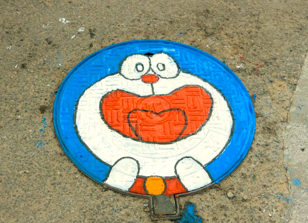 校园美化添春色,设计学院学生创作井盖绘画作品