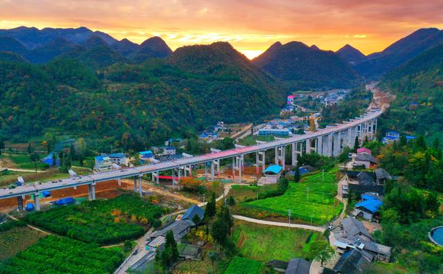 组图|建设中的宜来高速鹤峰东段