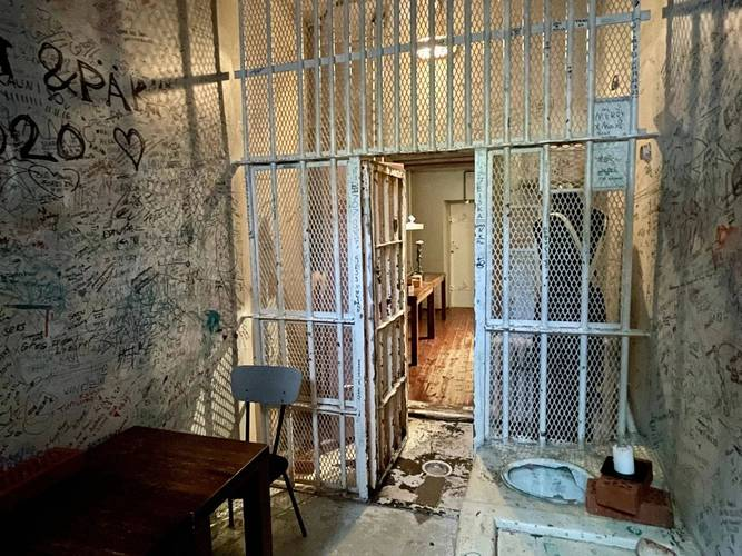 探秘朝鲜女子监狱:从外观到内景的奇妙旅程