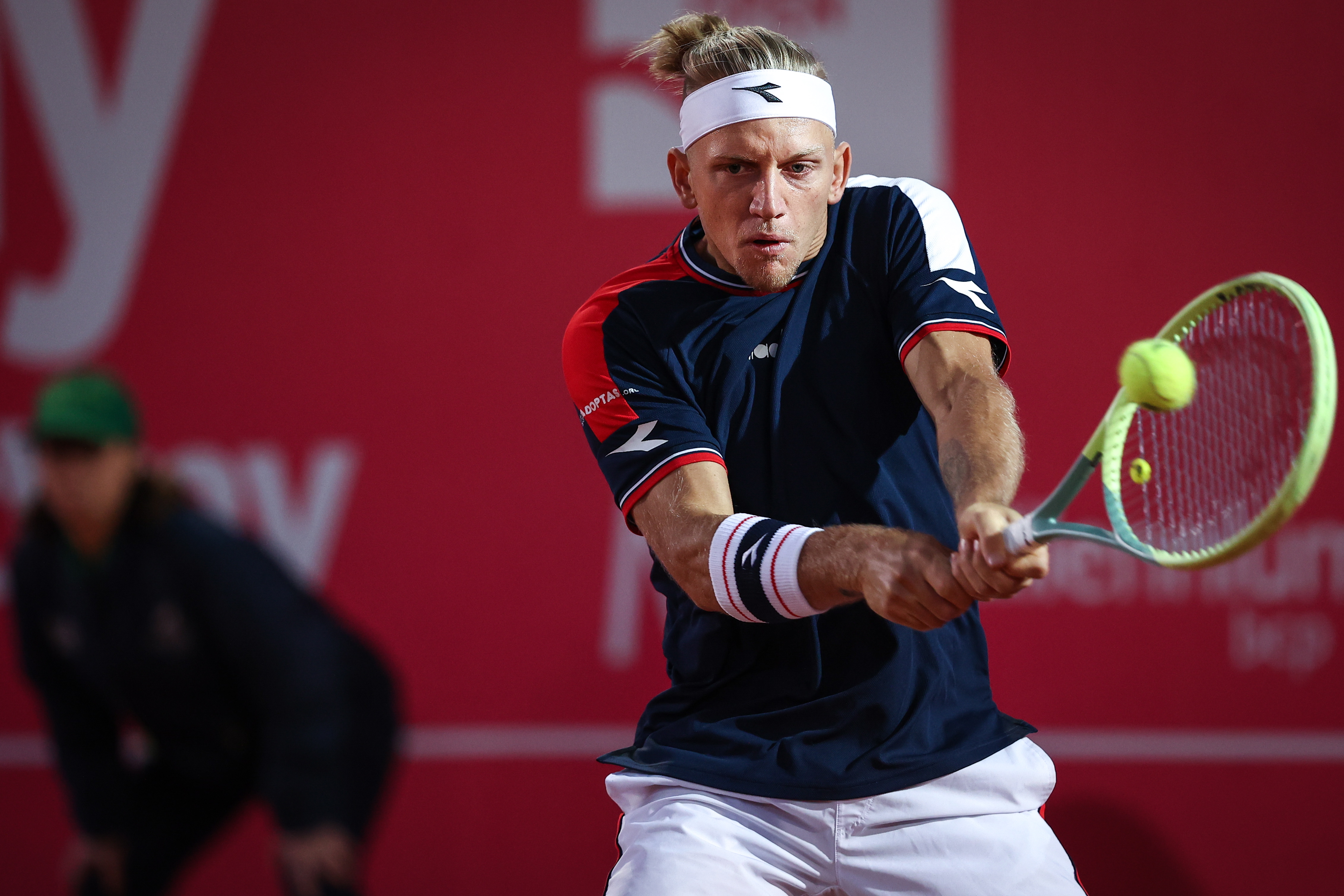 网球——埃斯托里尔公开赛:福基纳晋级