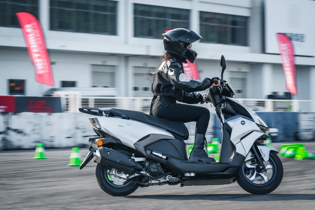 钱江出狠招!小排量踏板拉满配置,配abs tcs,铃木uy125有对手了