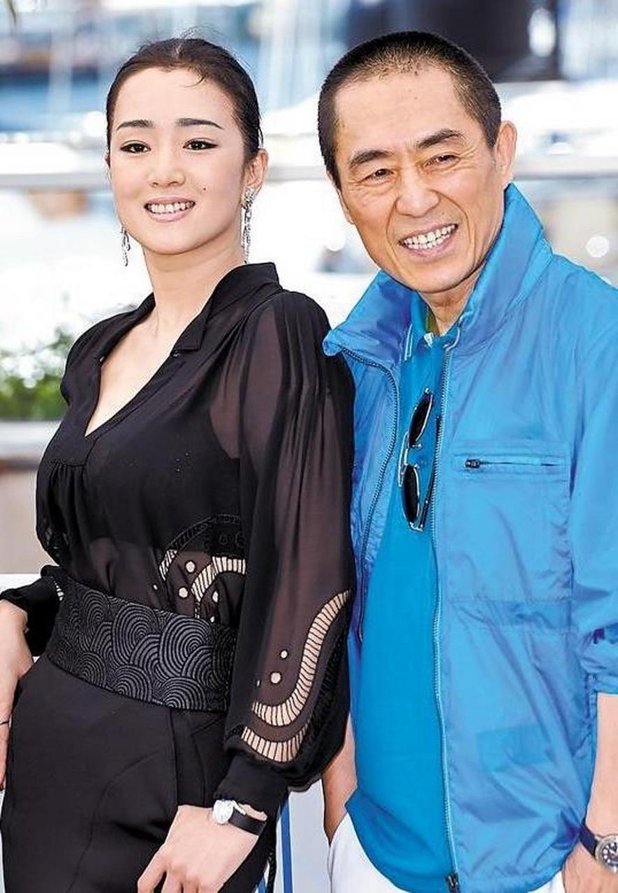 张艺谋和巩俐同居期间,有一次张末到家里来玩,巩俐看到张末来了,马上