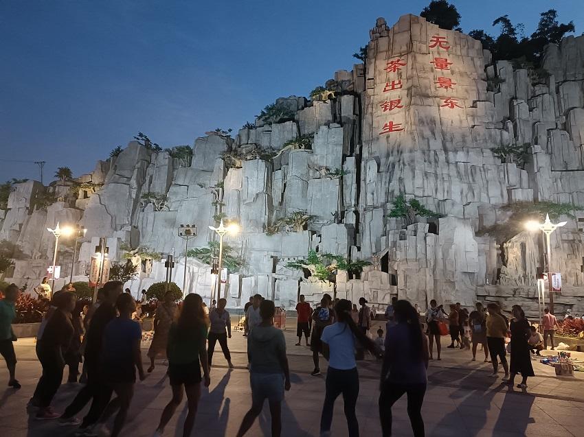 云南景东:公园,广场提升县城"颜值"