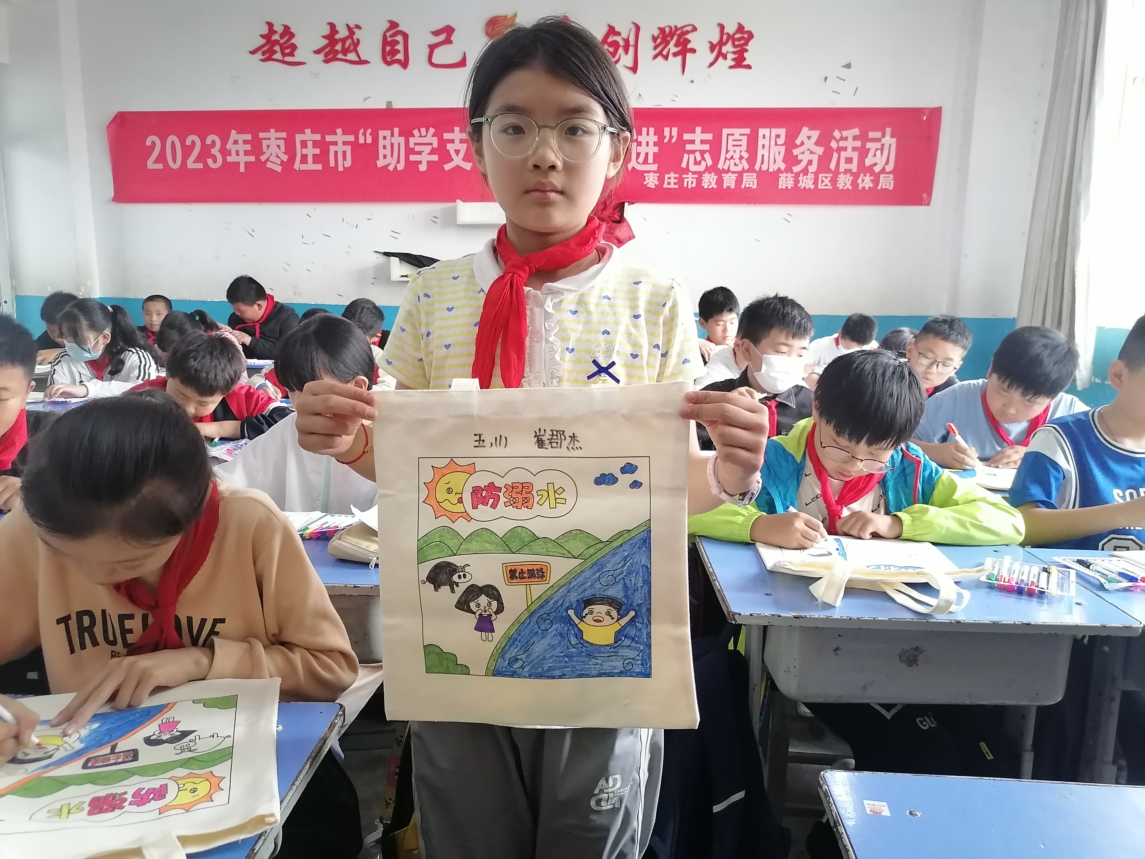 防溺水我们这么做——大吕巷小学开展"防溺水手提袋"绘制活动