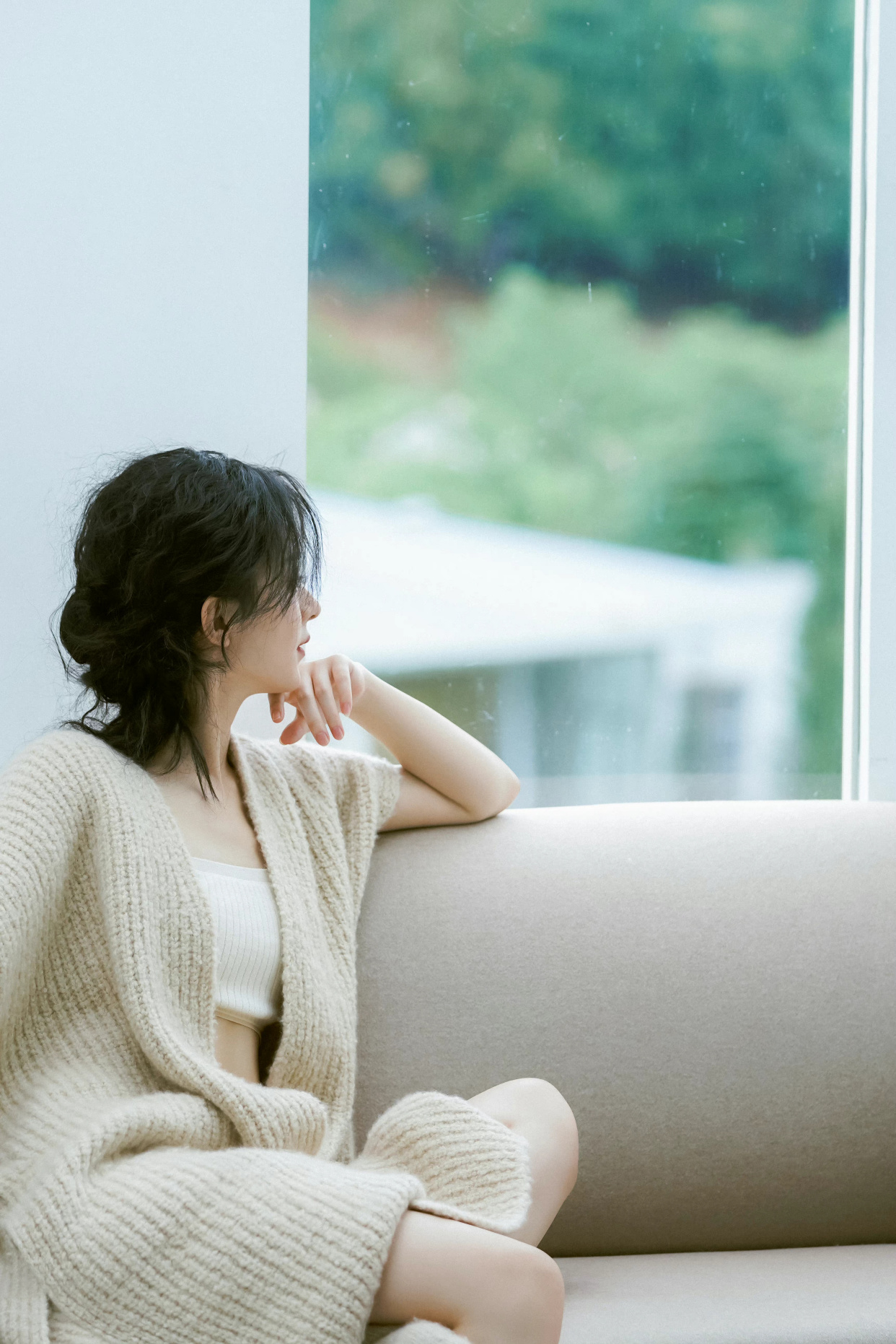 明星写真:赵丽颖针织衫深v吊带裙秋日美拍,气质优雅笑容甜美