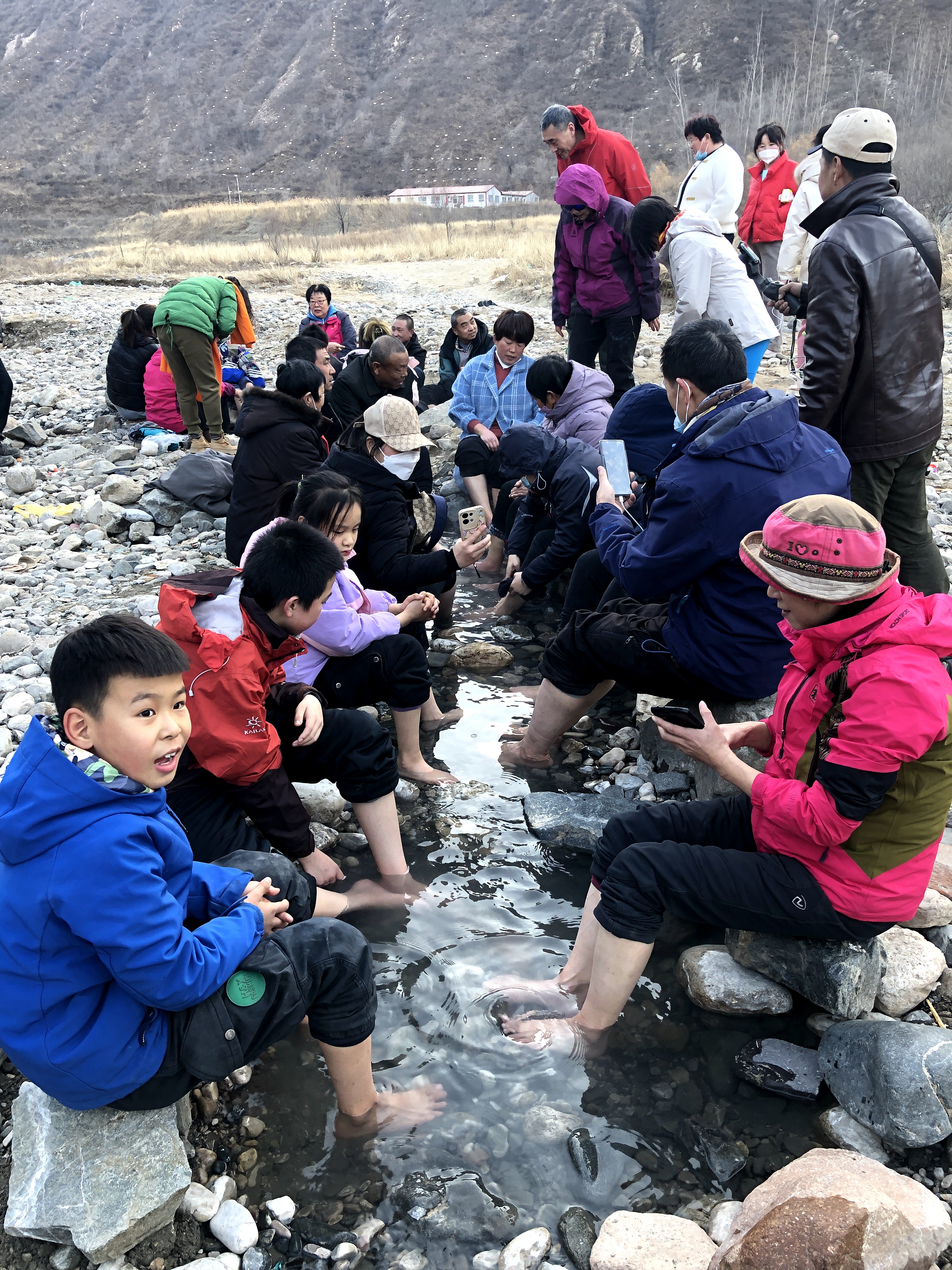 河北涞源县龙门村野温泉泡脚