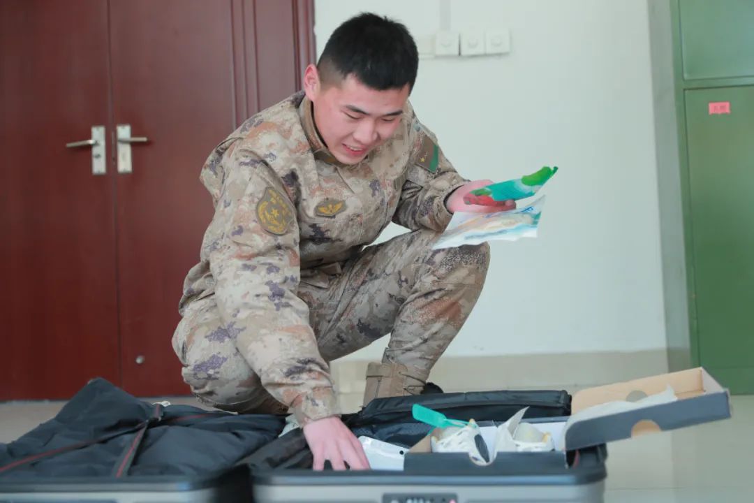 军人休假归队的行李箱,打开后亮了!