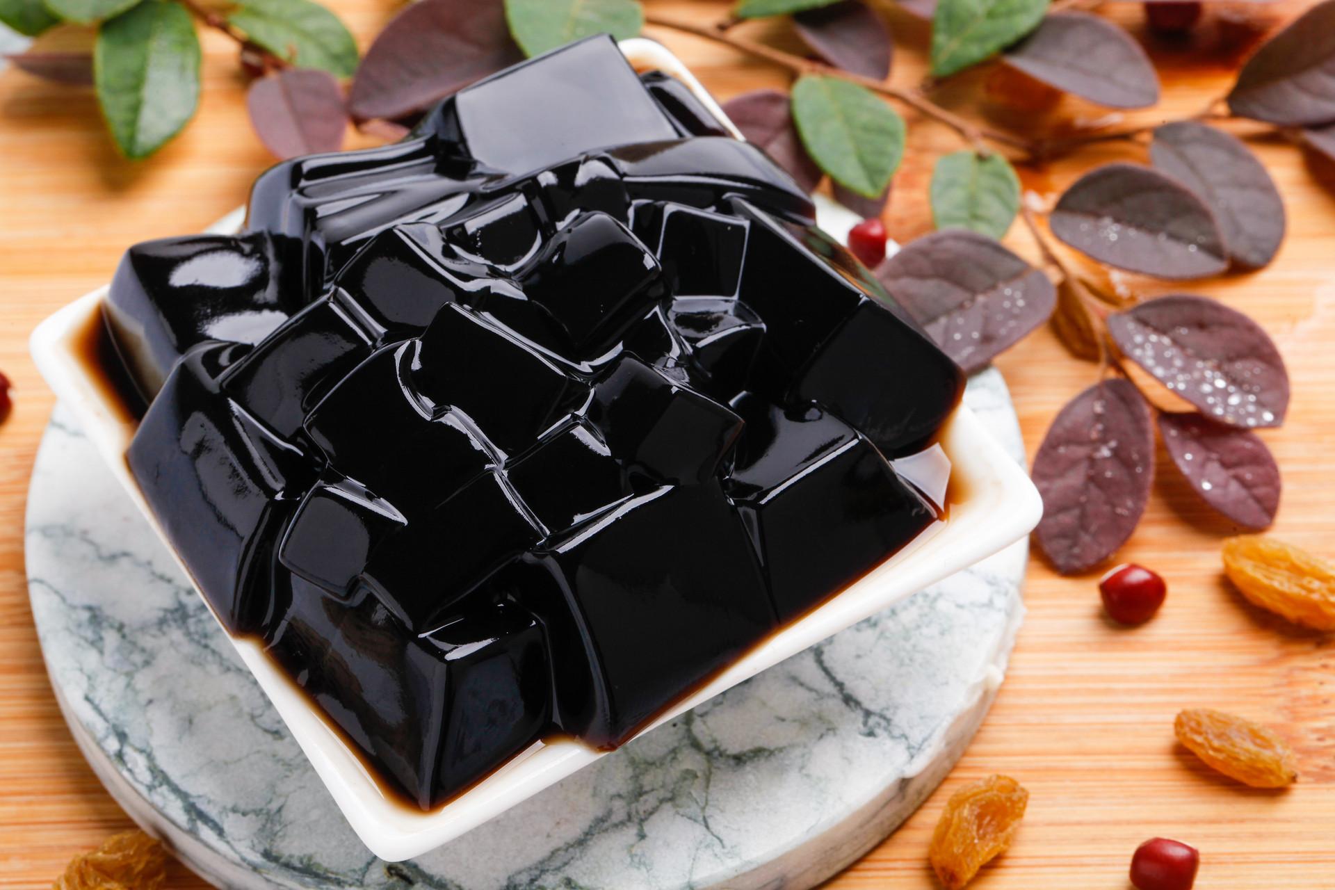 龟鲜人.龟苓膏与仙草的区别