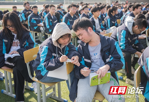 麻阳一中中考表彰会掠影:台上的学霸在领奖,台下的少年在刷题