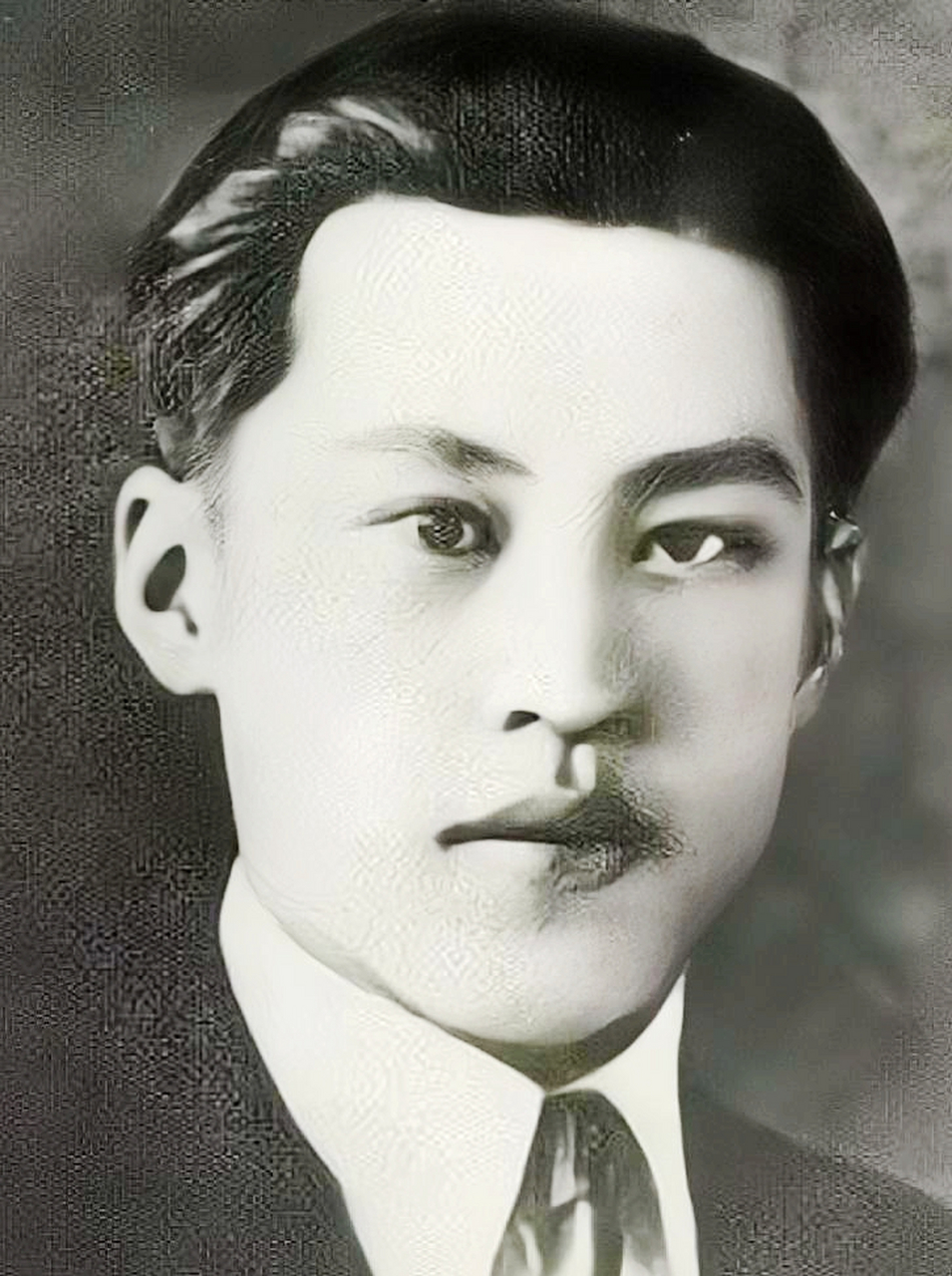 敌人用枪指着他们,把他们逼到墙角