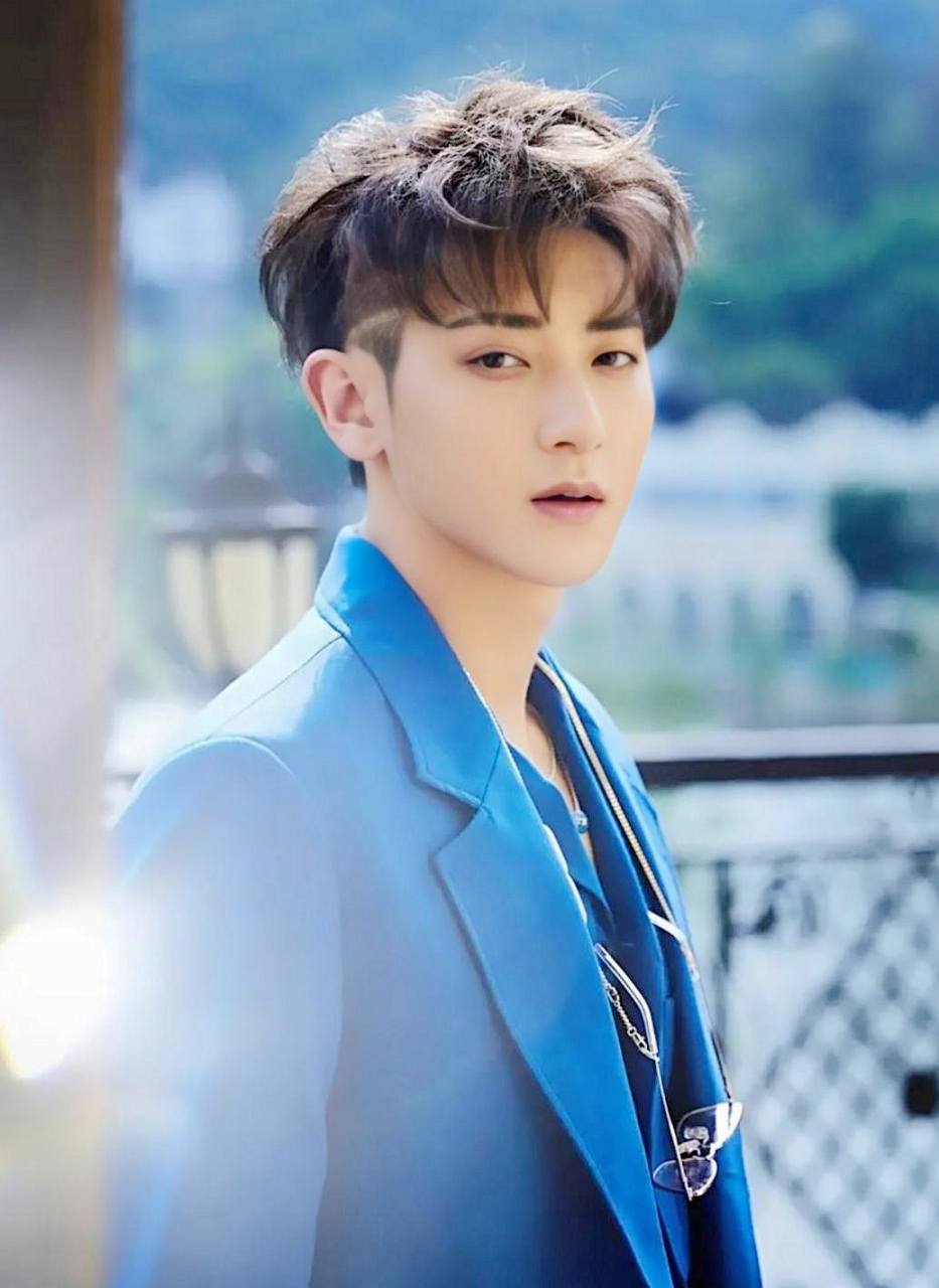 豪车豪宅:黄子韬,张柏芝,鹿晗,郭德纲都有涉及. 1,黄子韬不缺钱.