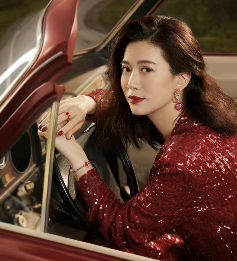 袁咏仪张智霖庆祝结婚21年,超美新照片,靓靓新剧造型长这样