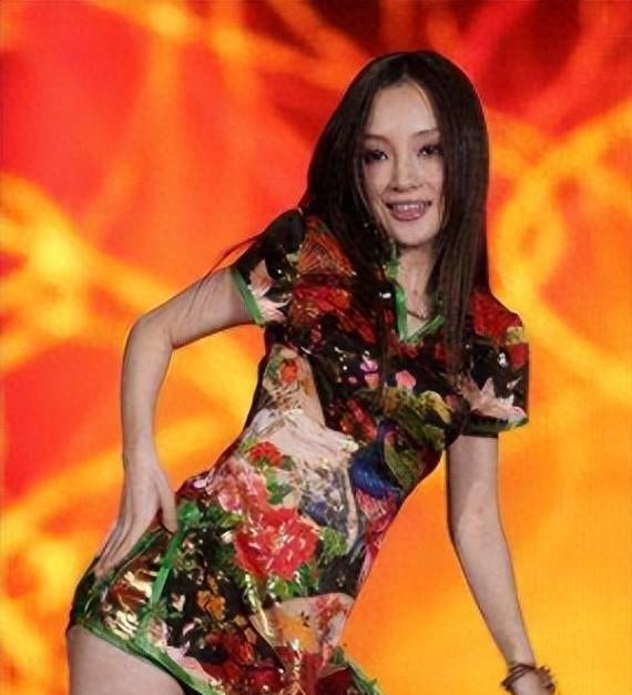 李小璐穿连体丁字裤热舞,擦边照片流出,网友炸了:恶心