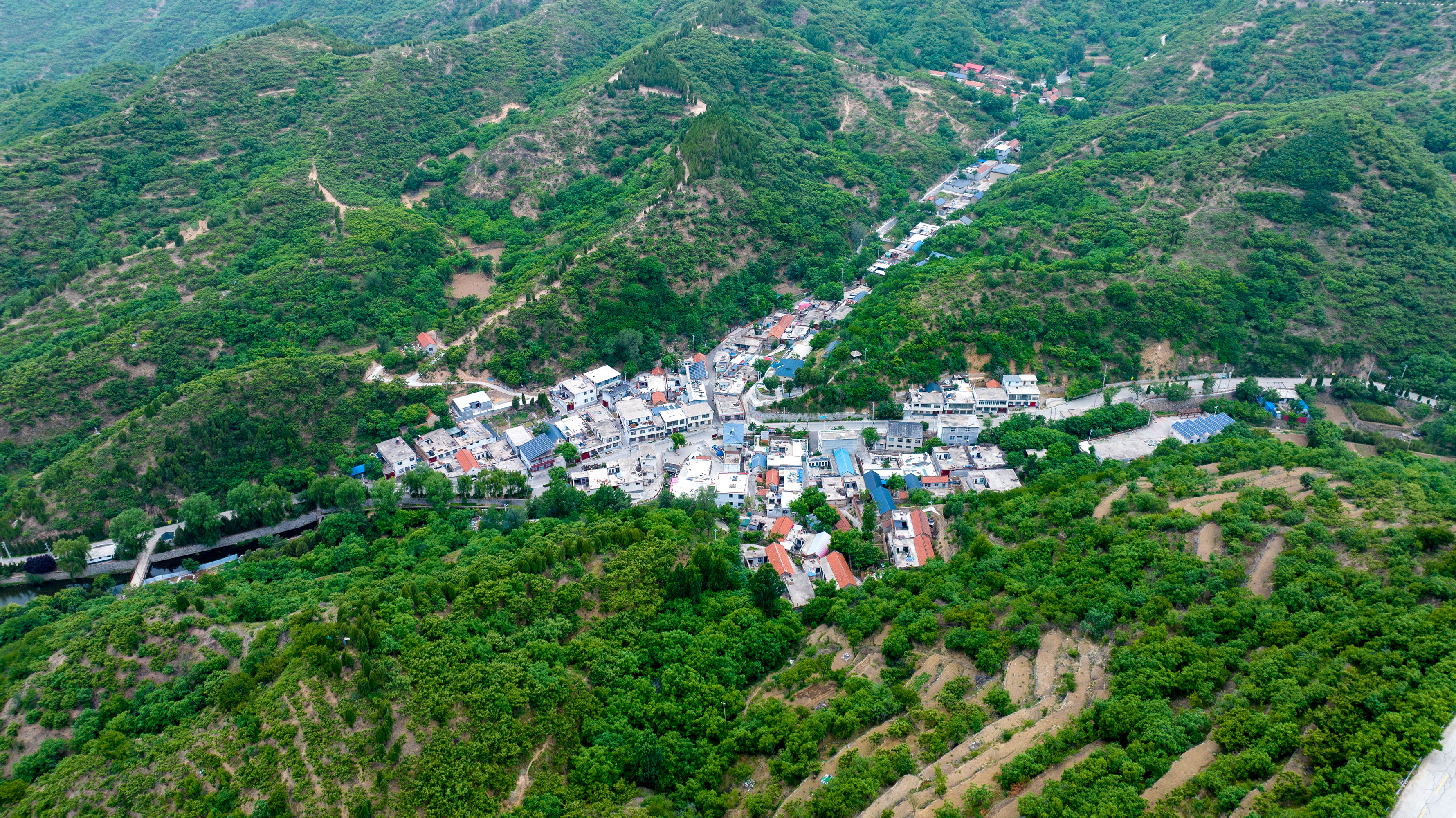 济南有个十八盘村,不是泰山十八盘,却在泰山深处