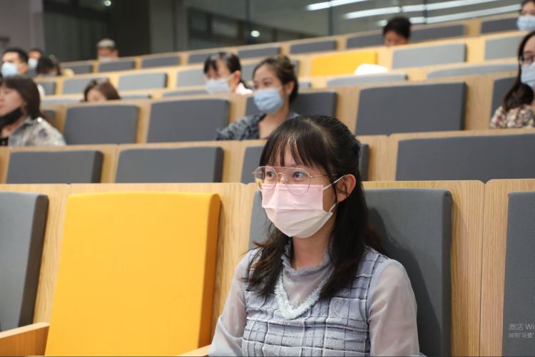 老校长吴希福到海岸小学开讲座:把握四条成长线,为自己赋能,持续发展