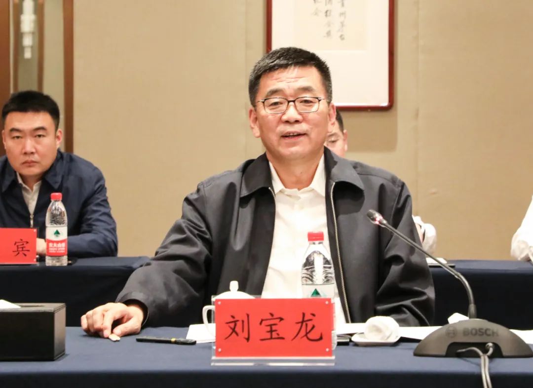 中国中铁党委常委,副总裁刘宝龙与贵州茅台集团党委书记,董事长丁雄军