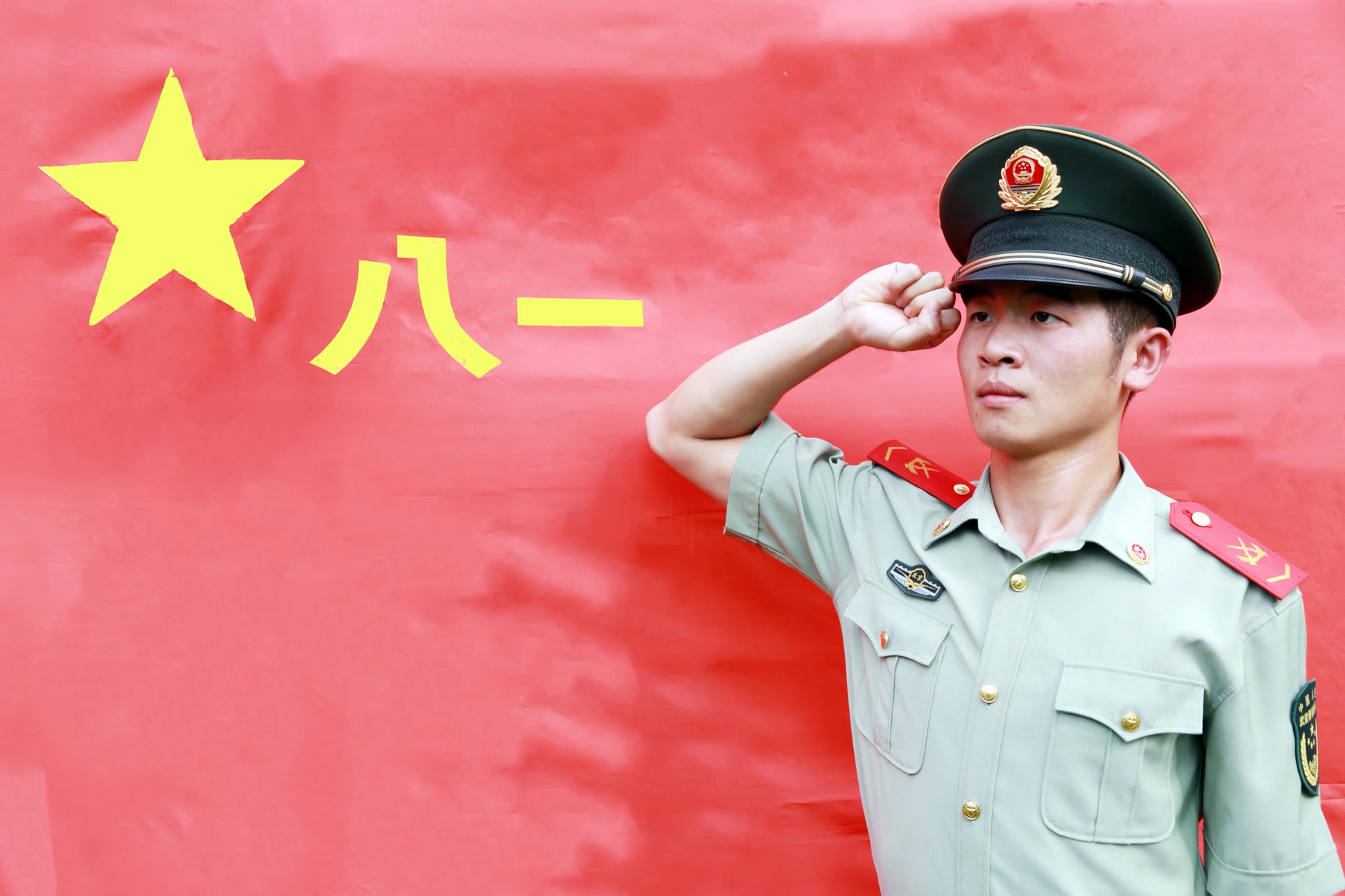 武警官兵多种形式喜迎建军节