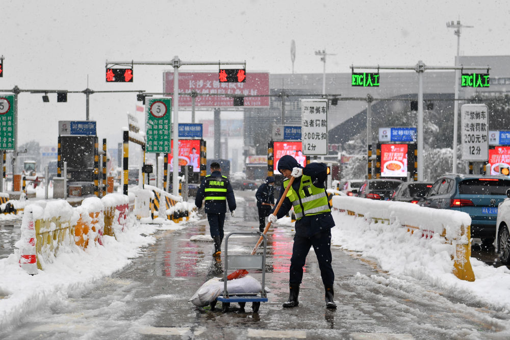 战暴雪,斗严寒,保民生——湖南积极应对大范围低温雨雪天气