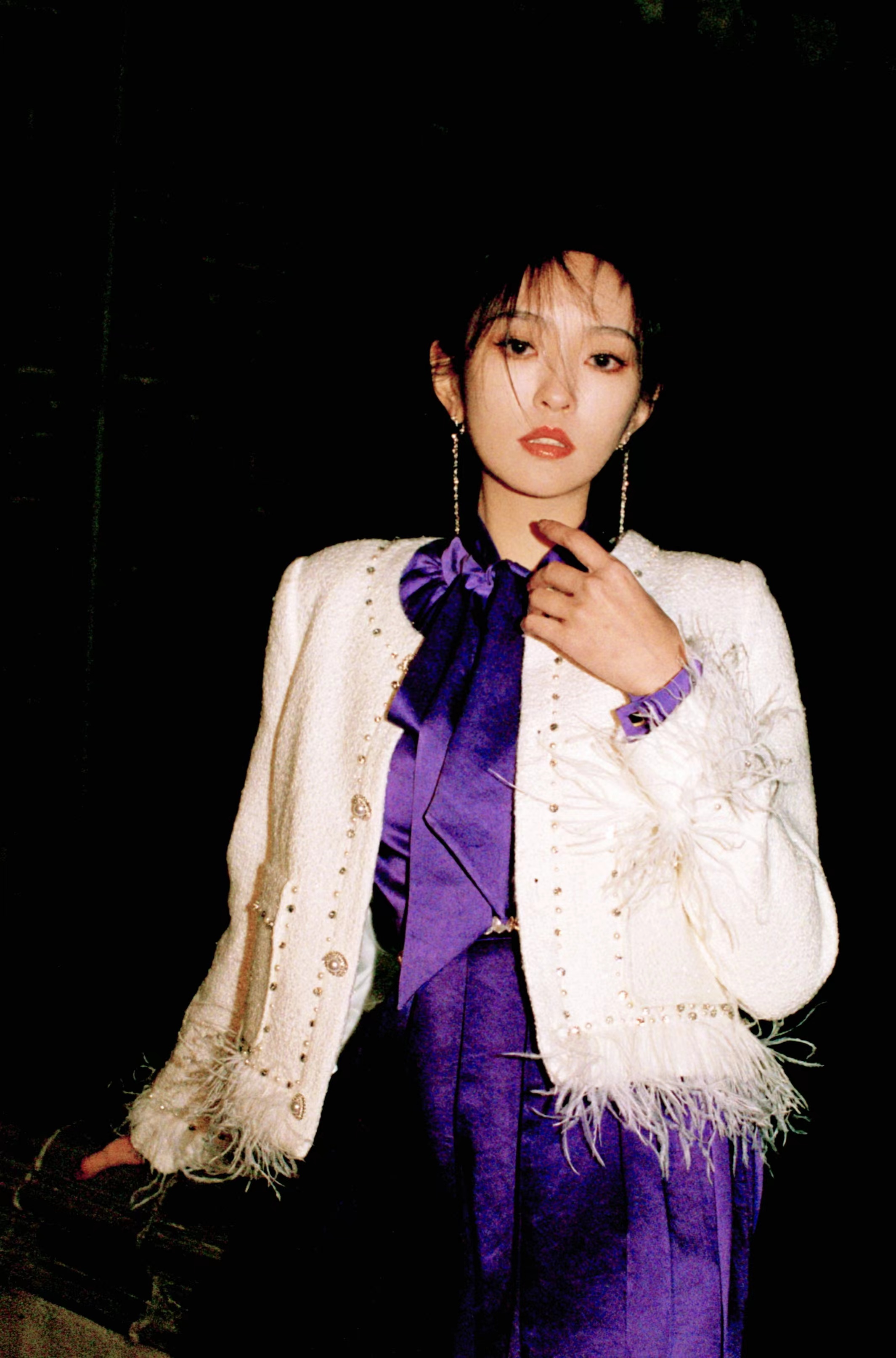 刘泳希新春写真 长裙飘逸灵动 尽显紫色魅惑