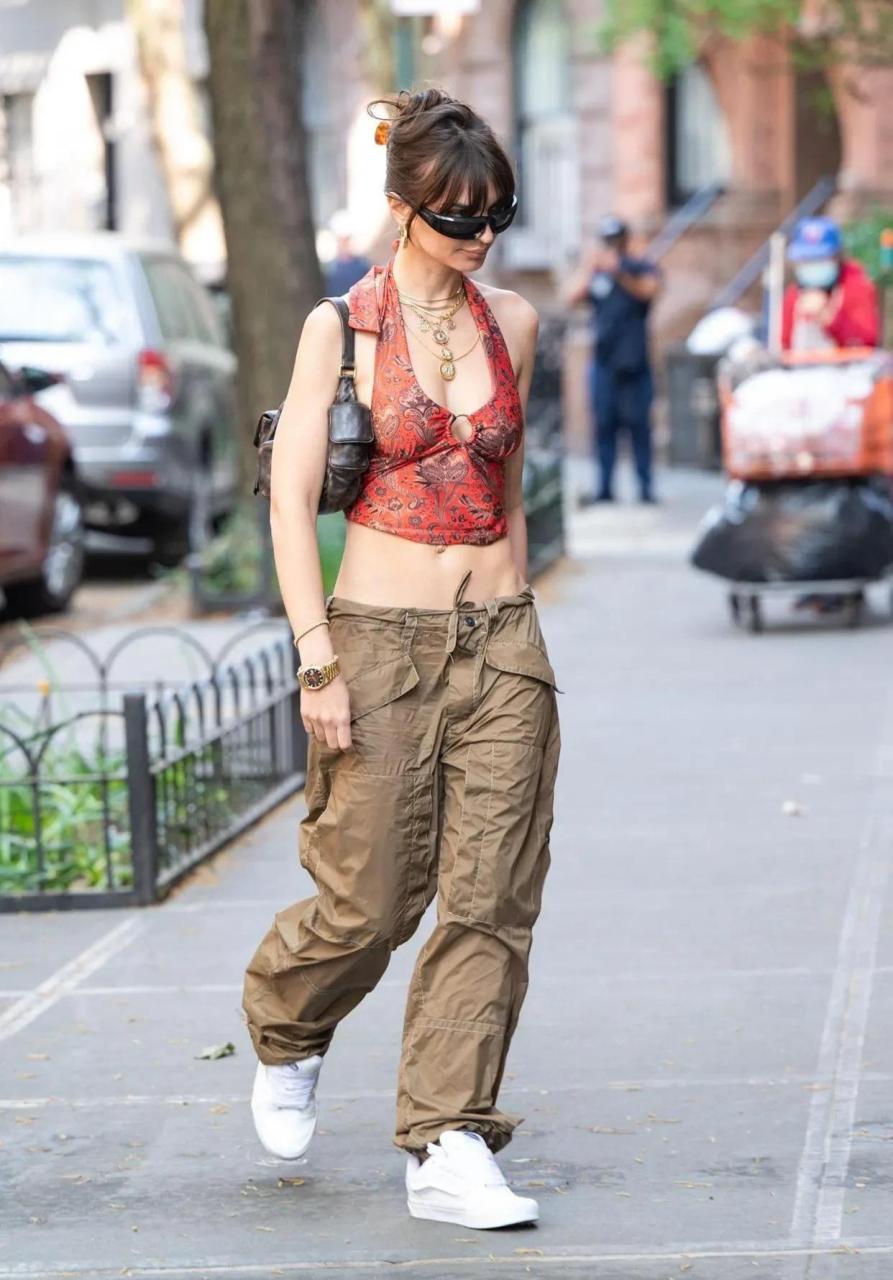 明星也不都是完美的 看,低腰裤直接穿成了五五分身材