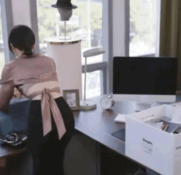 44岁秦岚被公主抱,完美展示好身材,"蜜桃臀"成为新审美标准