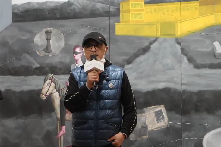 张晓刚带着什么回到成都?