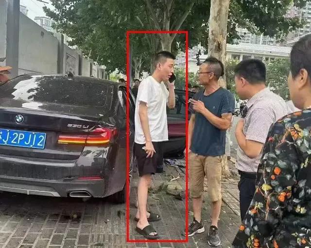 突发!江苏盐城重大交通事故:两死6伤,车主穿拖鞋开车!