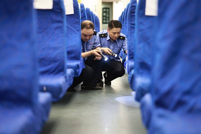 铁路列车"守车人" 40℃高温下作业