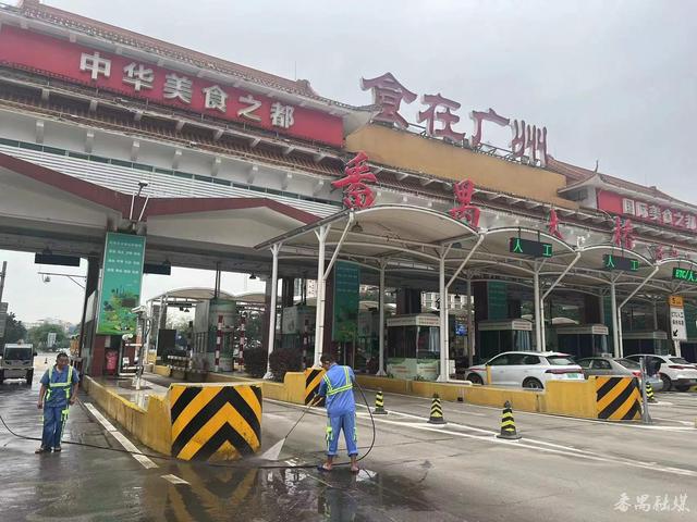 进一步提升环境面貌质量 环卫工人给番禺大桥收费站"洗脸擦身"