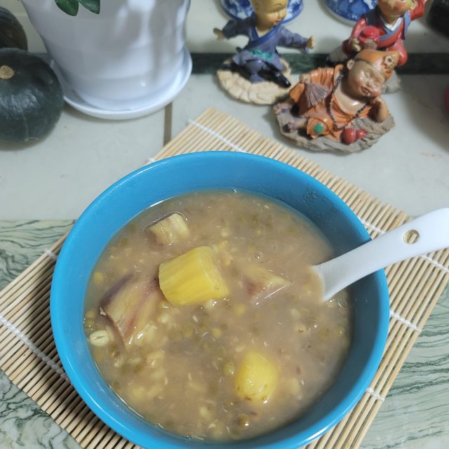绿豆番薯糖水,甜甜的,糯糯的,绵绵的口感超好!