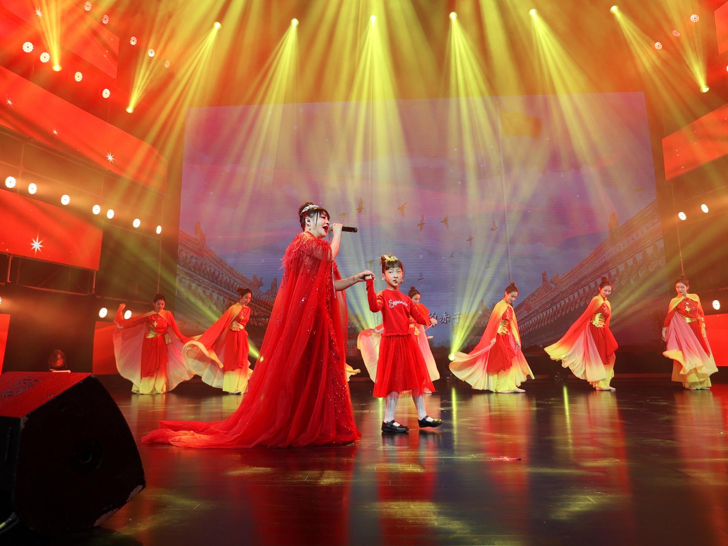 千百惠定居成都首场音乐会举行《我和我的祖国》引现场观众高歌