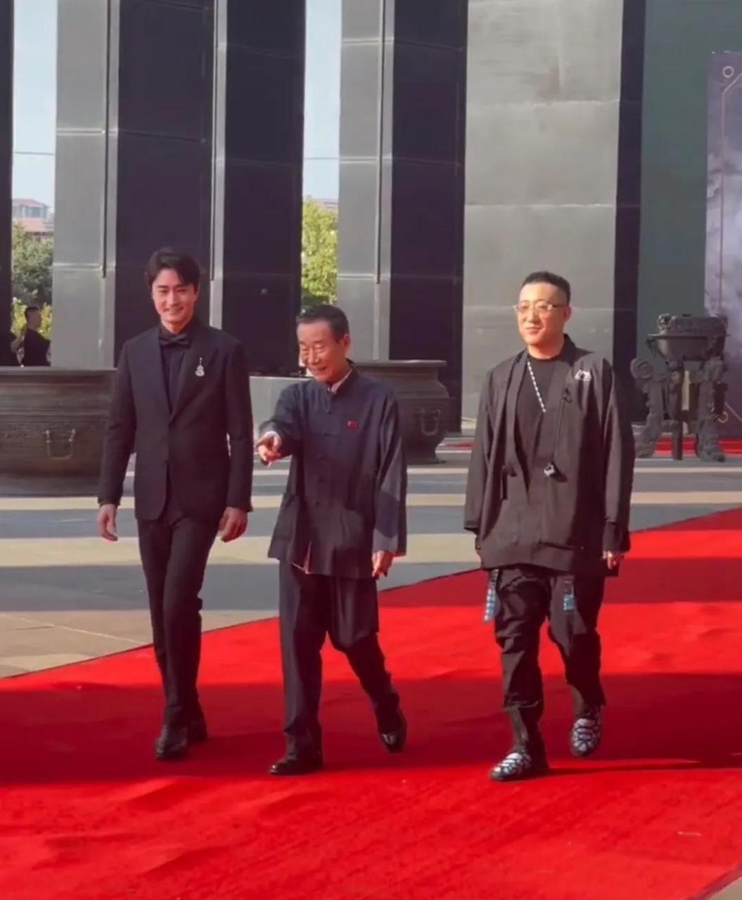 国家一级演员,老艺术家[比心]国家一级演员,党徽格外亮眼[玫瑰]李雪健