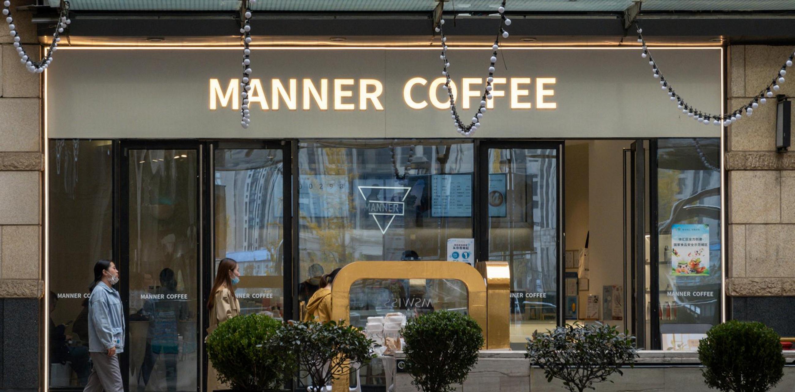 manner可能是世界上最寒酸的咖啡店了,两平米的店面,连给顾客放把