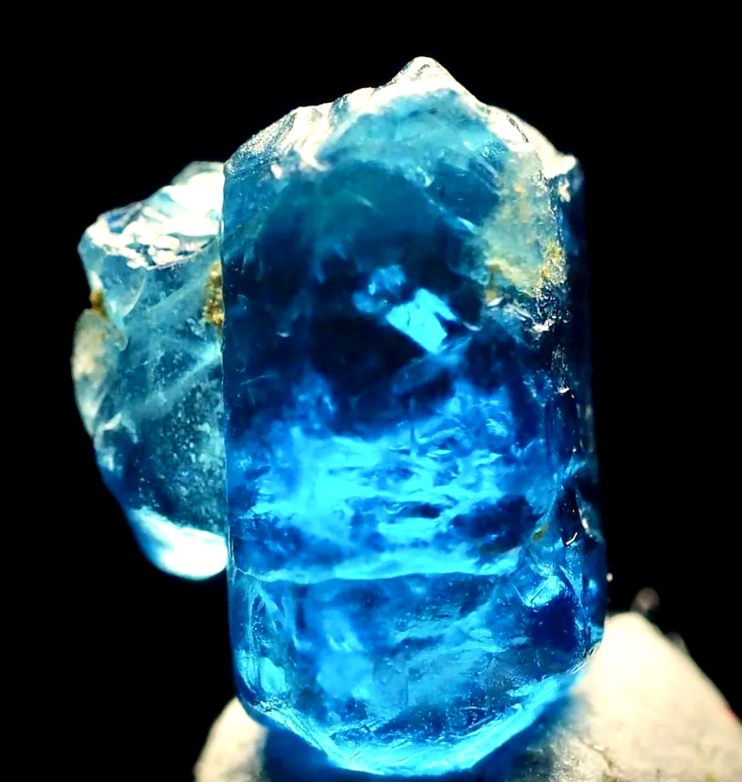 蓝磷灰石:激发雄心壮志与智慧之石