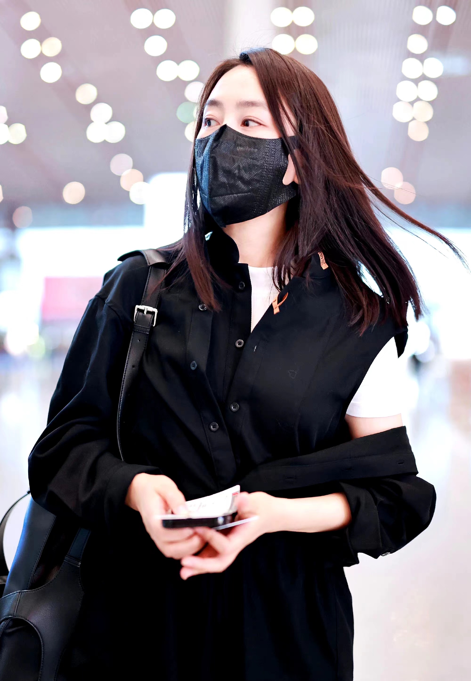 马苏现身机场,一身黑色装扮休闲随性,短袖配马甲很时髦!