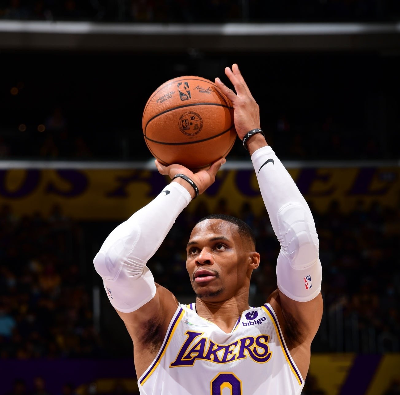 14 11 7!威少化身"合理威"助湖人取胜,战斧劈扣遭篮筐拒绝!