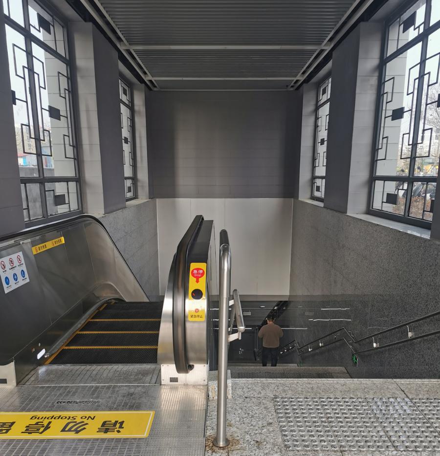 这个地铁口为何只有单向电梯?徐州地铁集团回应