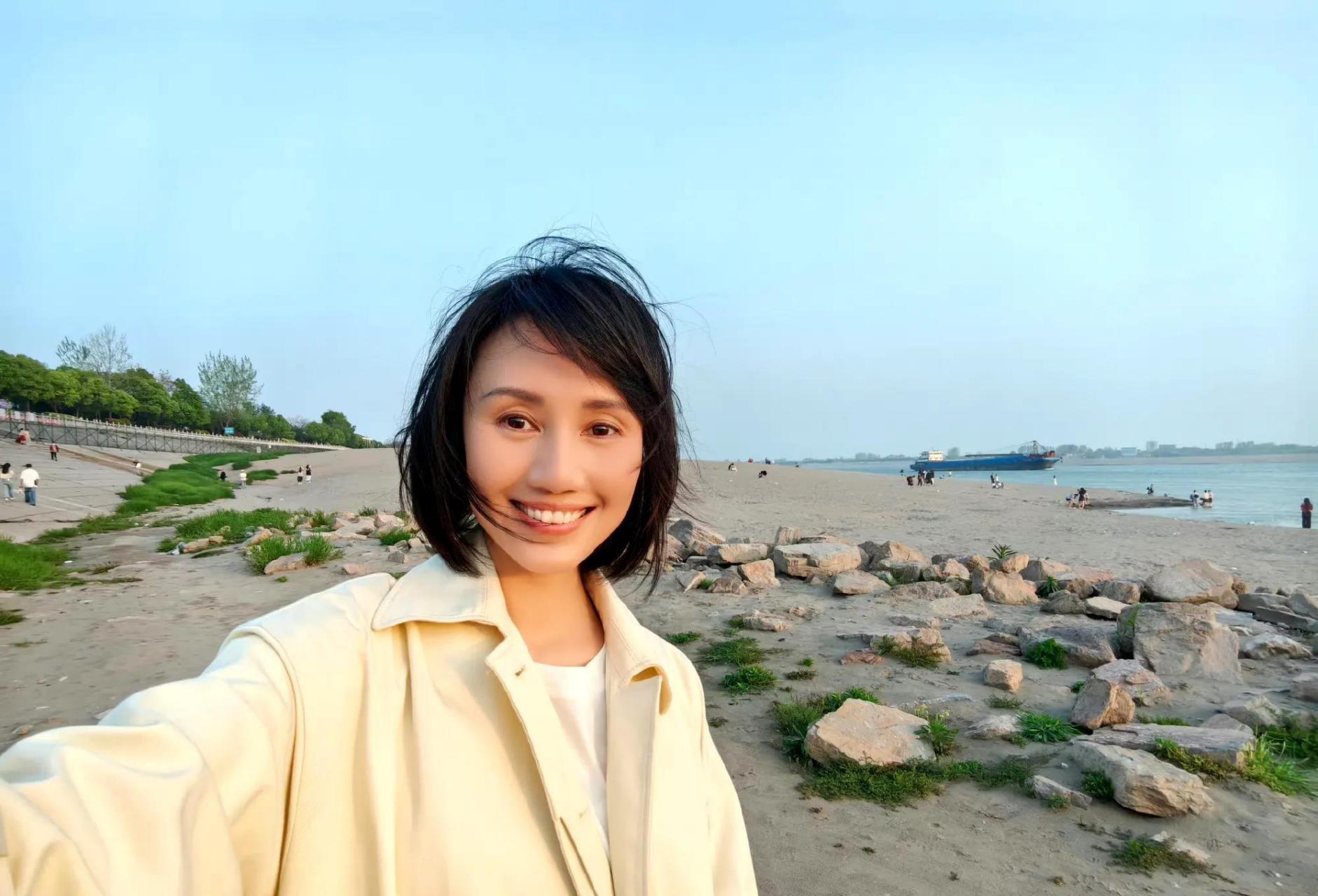 袁泉在荆州的一组生活照. 最是生活动人心