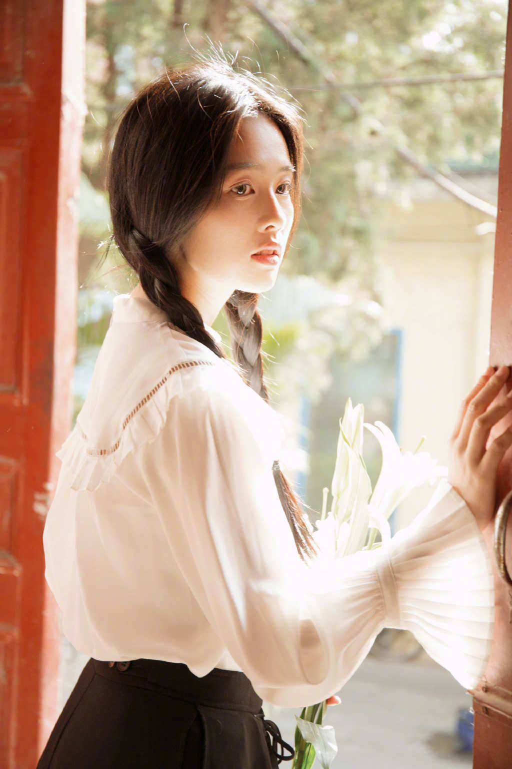 于正晒多张旧照卡点为白鹿庆生:我们家的小女孩又大了一岁