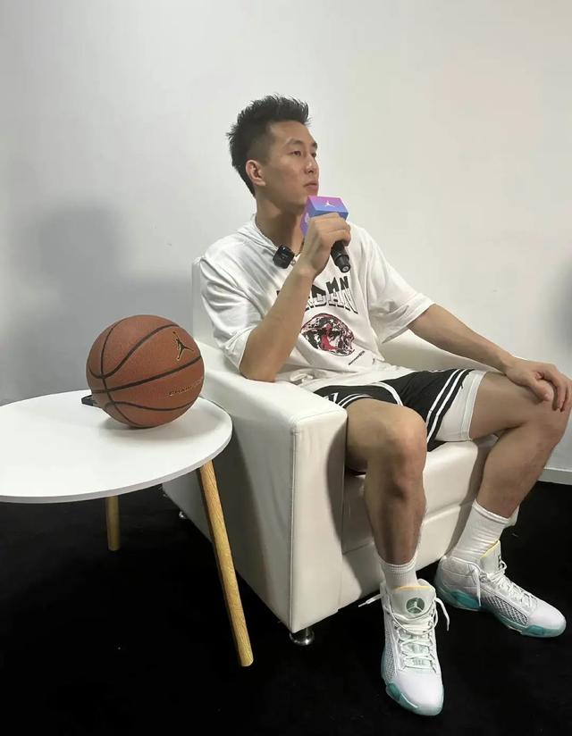 突袭现场!郭艾伦上脚新战靴