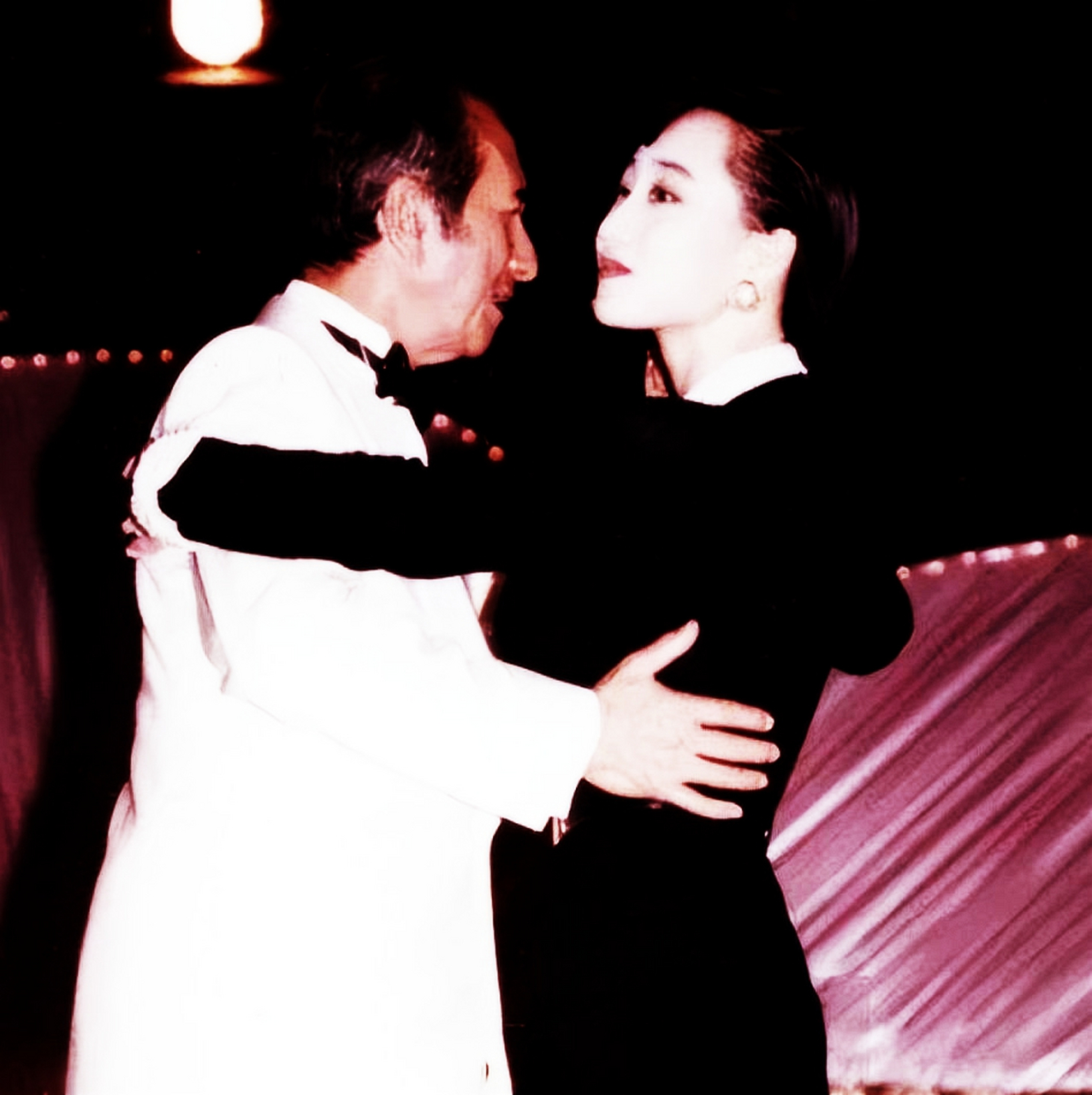 1990年代初,有一张香港女星利智在澳门与赌王何鸿燊跳舞的照片,赌王却