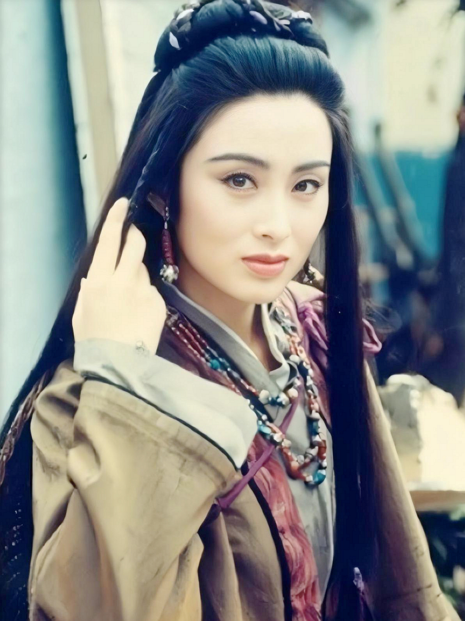 她因在电影《倚天屠龙记》中饰演赵敏一角而为人熟知,被誉为"港片女神