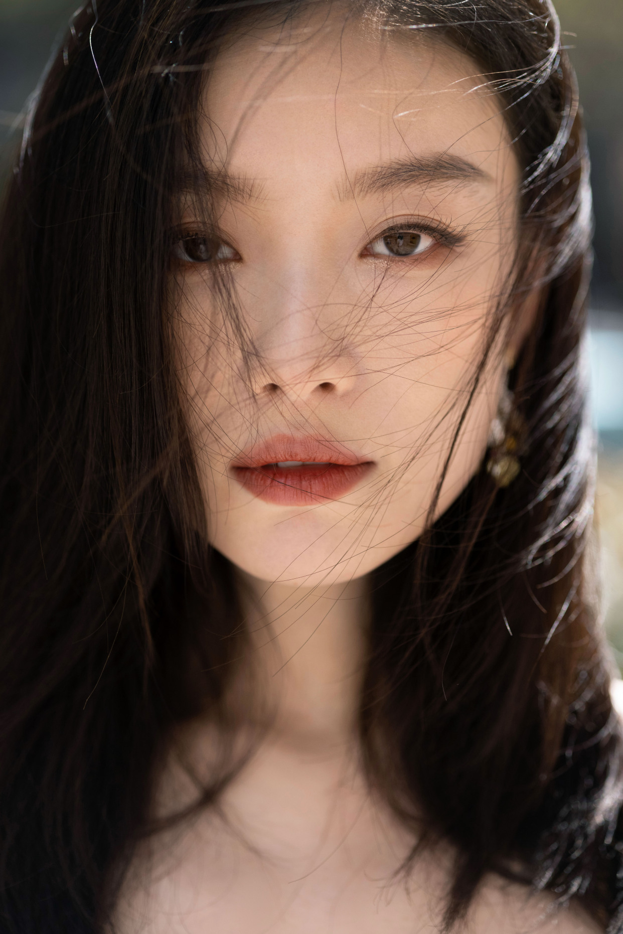 倪妮脸部特写发丝飘动演绎迷离美感这场美如梦般的邂逅你不可错过