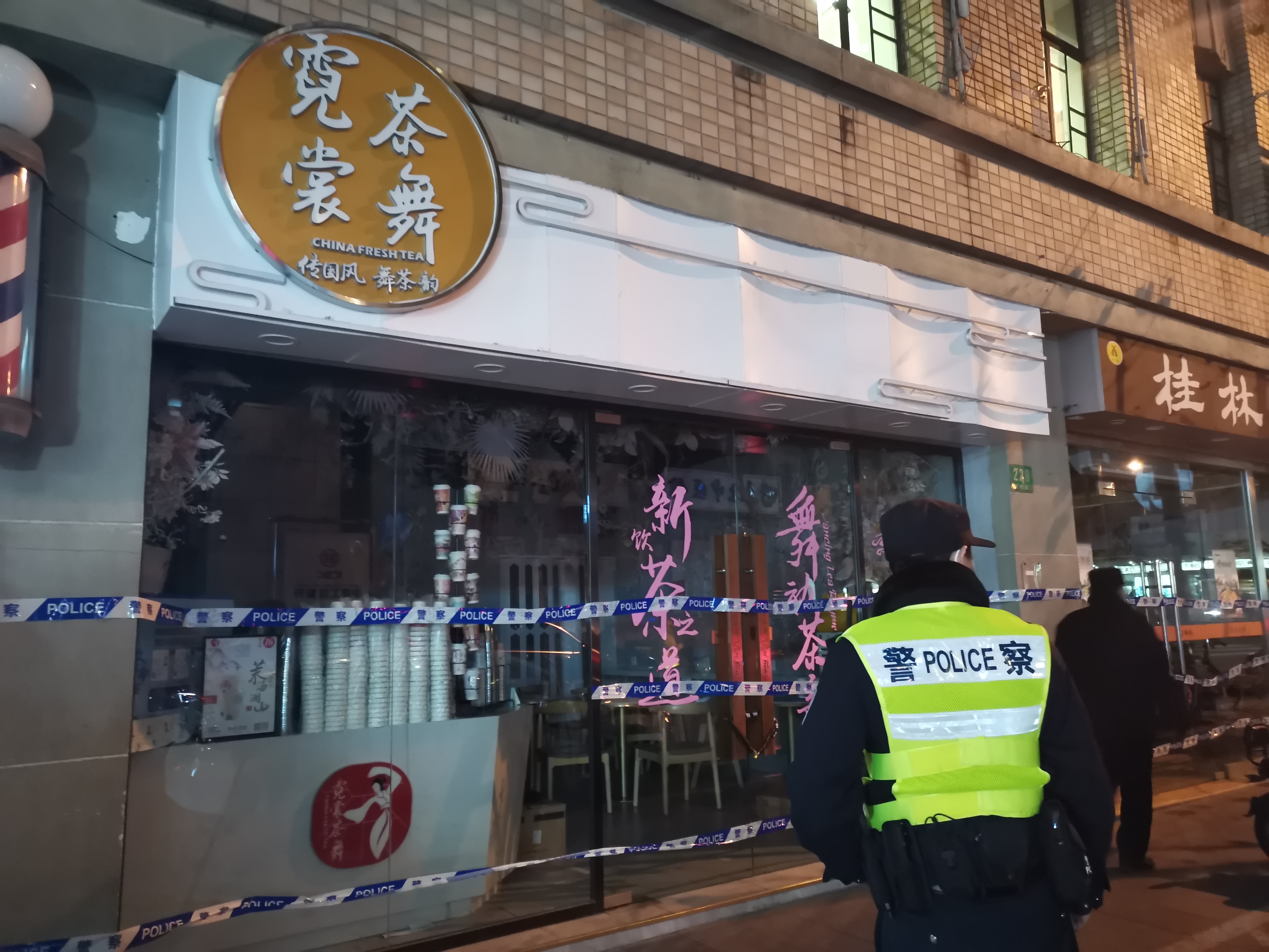 一家20平米奶茶店:成为"世上最小中风险地区"的24小时