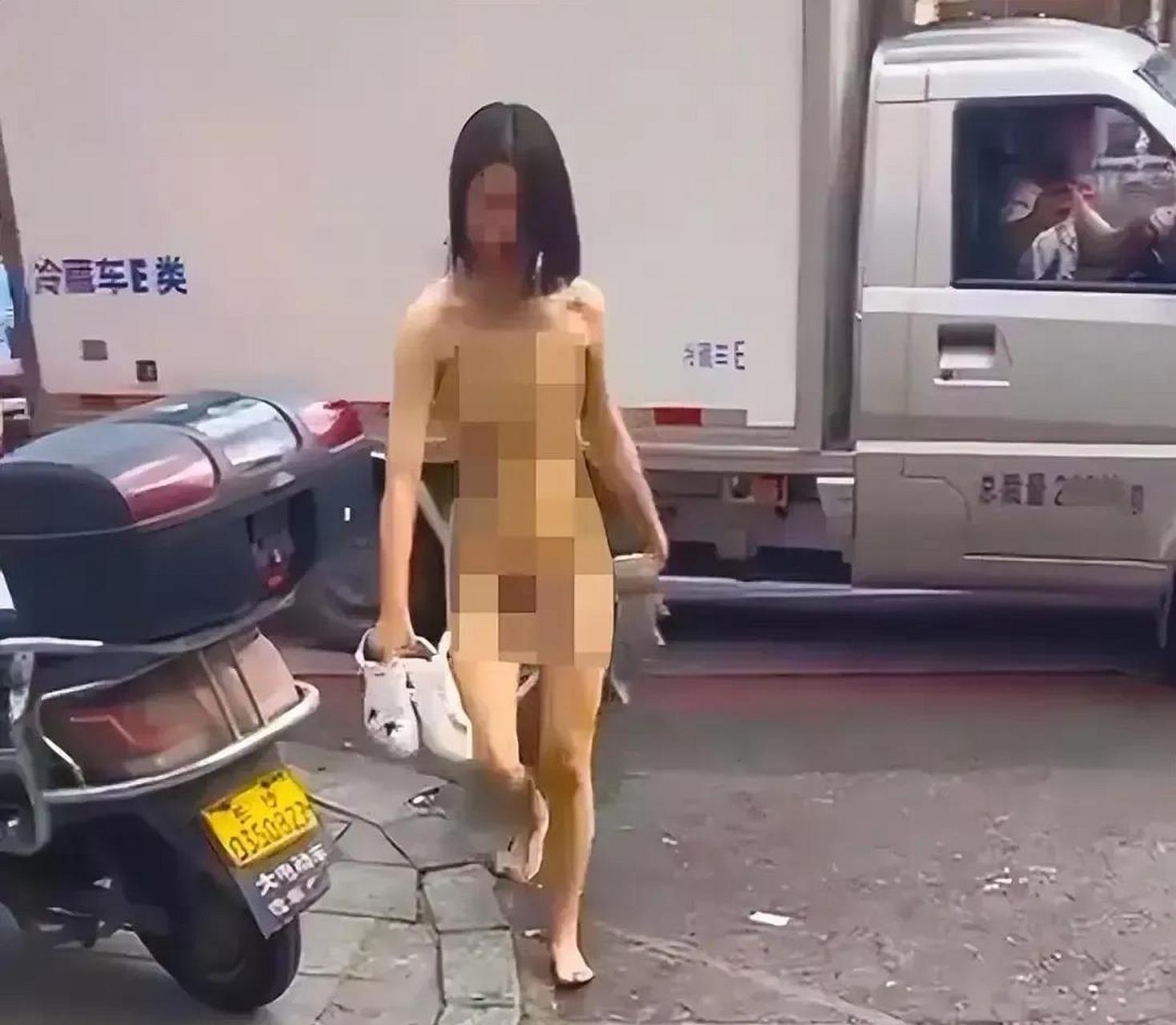 快看快看,一个美女在裸奔