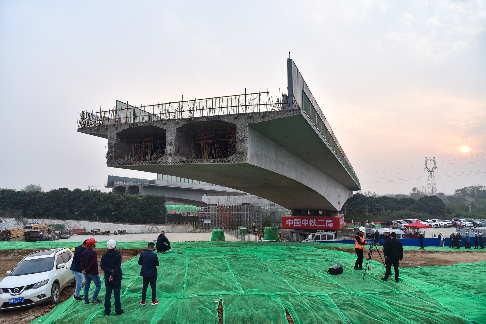 「枣阳市」枣潜高速公路跨汉丹铁路双幅转体梁同步转体成功